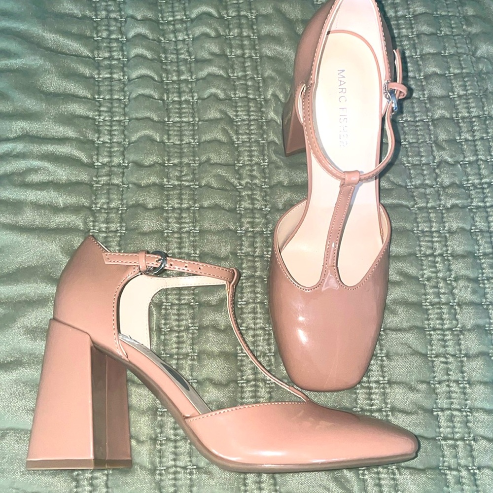 Marc Fisher beige tan patent leather chunky block heel mary janes pre-loved sz 7